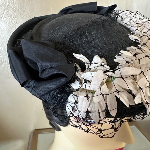 1940s\' BLACK TILT HAT WITH WHITE FLOWERS + BOWS & VEILING main image 11